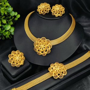 Parure de bijoux ethniques de mariage de Dubaï plaqué or avec collier, boucles d'oreilles, bague et bracelet en CZ, style vintage africain, ton or - Product Image 3
