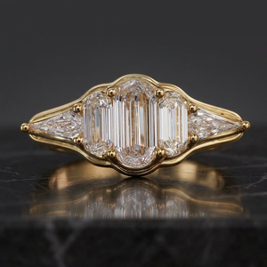 แหวนเพชรเลี้ยงในห้องปฏิบัติการทรงสามเม็ด ตัดแบบ Emerald Cut และ Trillion Cut แหวนหมั้นชุบทอง เครื่องประดับหรูหราสำหรับผู้หญิงสั่งทำพิเศษ - Product Image 2