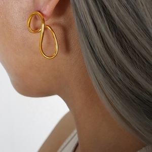 Pendientes Personalizados de Acero Inoxidable 316L con Baño de Oro PVD de 18K para Mujer, Diseño Curvo y Moderno con Forma Especial, Clips para Oreja - Product Image 4