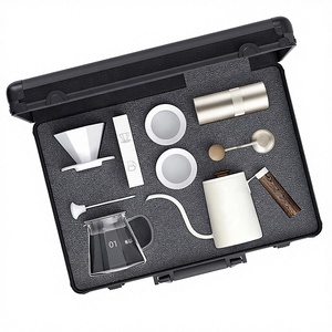 Kit Professionale 9-<span class=keywords><strong>in</strong></span>-1 per Preparazione Caffè con Valigetta da Viaggio <span class=keywords><strong>in</strong></span> Alluminio, Dripper Ottagonale <span class=keywords><strong>in</strong></span> Ceramica, Server <span class=keywords><strong>in</strong></span> Vetro e Macinacaffè Manuale per Esterni - Product Image 4