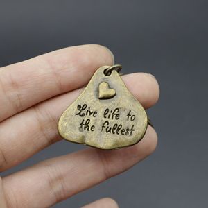 Portachiavi in lega di zinco a forma di plettro per chitarra con incisione 'Live Life to the Fullest' e cuore intagliato, ideale come regalo di incoraggiamento per <span class=keywords><strong>la</strong></span> laurea - Product Image 3