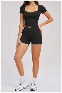 Conjunto de yoga para mujer: Top corto con cuello en V y leggings de cintura cruzada con efecto levantacola, de nailon, para gimnasio, fitness, running y ropa deportiva. - Product Image 5