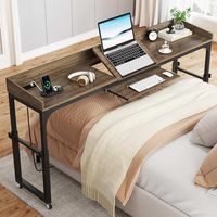 Mesa Ergonómica Ajustable para Cama con Carga, Escritorio Móvil para Cabecera con 2 Cajones, Toma de Corriente y Puertos USB, con Ruedas para Dormitorio