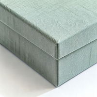 Boîte cadeau rigide avec couvercle et base texturés gris-vert, doublure en satin, emballage haut de gamme écologique pour bijoux