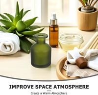 Bouteilles vides de diffuseur à roseaux vert givré avec bouchon en liège en forme de cylindre et capuchon couronne pour parfum d'ambiance et bouteille aromatique