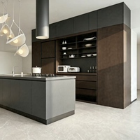 Meubles de cuisine minimalistes en bois gris bicolore, îlot de cuisine sur mesure pour la décoration intérieure de maisons modernes, fabriqué en Chine