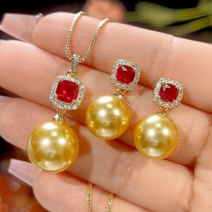 Venta al por mayor de fábrica: Nuevo set de joyería de pendientes y colgante de oro con perlas de concha dorada y circonita roja de cobre ecológico de 14-12 mm para novias - Product Image 3