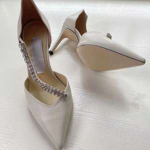 Zapatos de Novia al por Mayor para Mujer, Diseño Nuevo, Tacón Delgado de 8.5cm, Color Marfil, con Correa en el Tobillo y Cristales, de Cuero Genuino para Boda, Verano e Invierno - Product Image 6