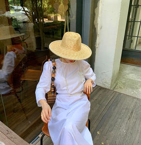 Chapeau de soleil en paille pour femmes avec décoration en perles 2023, chapeau plat de style jazz, fedora, panama, chapeau de plage à lanière courte - Product Image 4