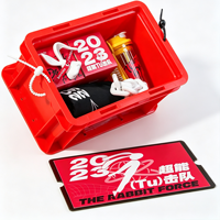 Caisse de camping en plastique rouge personnalisable en gros, empilable, avec couvercle en acrylique personnalisé pour cadeaux de vacances