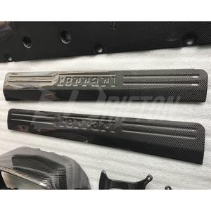 Umbrales de puerta de fibra de carbono para kits de interiores Ferrari 458 - Product Image 3