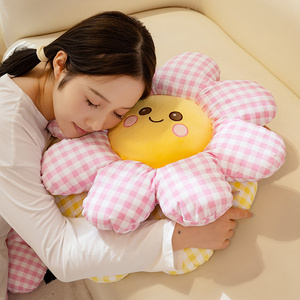 Peluche Personalizzato a Forma di Fiore in Gingham Rosa - <span class=keywords><strong>Cuscino</strong></span> Floreale Sorridente Personalizzato per Arredamento Casa - Product Image 3