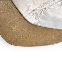 Table basse en marbre superposé Dream Home avec finition craquelée dorée et base cylindrique martelée dorée – Table d'appoint de luxe pour salon