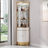 Meuble de bar d'angle moderne et minimaliste en laque blanche avec cadre plaqué or et portes en verre, personnalisation de meubles pour toute la maison