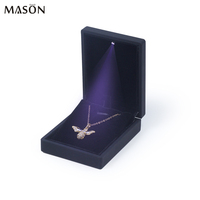 Boîte à bijoux LED laque noire boîte à logo estampage or emballage de bijoux LED de luxe boîte à bijoux bague personnalisée en diamant avec lumières
