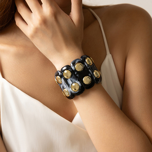 Brazalete Elástico de Acrílico Moderno y Grande para Mujer, Brazalete de Resina con Detalles de Tachuelas Doradas, Brazalete Audaz para Fiestas y Uso Diario - Product Image 4