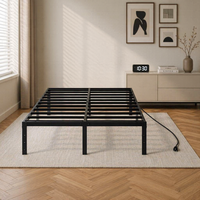 Lit double en fer personnalisable de grande taille avec plaque en acier épaissie, espace de rangement et alimentation électrique, ambiance lumineuse en bas.