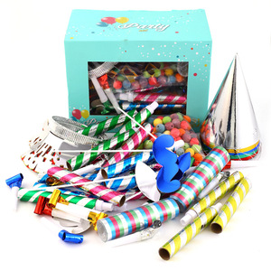 Set Decorativo Multicolore per Feste con Fischietti Colorati, Cappelli a Cono, Soffiatori e Accessori a Forma di Albero per Feste - Product Image 1