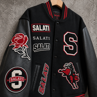 Veste de baseball personnalisée noire et rouge avec badge brodé, lettres graphiques, patchwork, manches contrastées, poignets côtelés, streetwear pour hommes