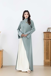 Ensemble Modeste pour Femmes Musulmanes : Tunique Unique à Fente Latérale et Pantalon Ample Personnalisable - Product Image 2