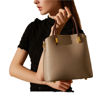 Sac fourre-tout élégant pour femme en cuir véritable avec fermoir à rabat texturé et ferrures dorées, sac à main pour usage quotidien, logo personnalisé - Product Image 1