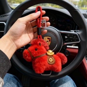 Portachiavi/Ciondolo per Auto Cavallo Portafortuna - Cavallo Zodiacale con Dettagli Rossi, in Peluche Corto e Imbottitura in Cotone PP - Product Image 1