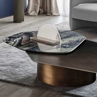 Table basse design à deux niveaux, surface en pierre frittée, base en bronze brossé, style moderne et luxueux pour salon