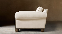 Fauteuil de salon de luxe moderne à silhouette généreuse, avec coussins moelleux et coutures soignées