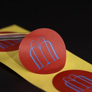 Etiquetas Adhesivas de Vinilo con Logotipo de Marca Personalizadas al por Mayor, Hoja de Papel Redonda Roja Impermeable Impresa para Perfume y Lápiz Labial - Product Image 4