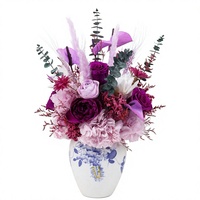 Natürliches Lila Blumenarrangement Blau-Weiße Porzellanvase Ewige Echte Pflanzen Bouquet Konservierte Rosen Hortensien