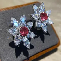 Huitan Exquisite Blumen Design Rubinrot Kristall versilbert Ohrring für Hochzeit Verlobung Zirkonia Ohr stecker Frauen