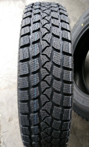 Neumático de Nieve Sin Cámara Mileking, Modelo MK677 MK687, con Rendimiento en Nieve y Frenado en Hielo, Semi Acero, 235/45R18 - Product Image 2