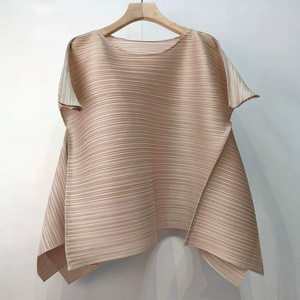 Top Plisado Ligero y Transpirable Miyake con Dobladillo Irregular PY 2026 para Mujer, Ropa Occidental, Venta al por Mayor en Línea - Product Image 4