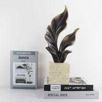 Sculpture abstraite de feuille en bronze foncé avec base en travertin - Décoration artistique naturelle moderne faite à la main pour la maison