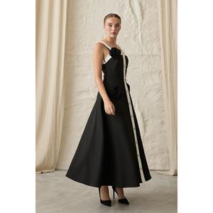 Robe de soirée écologique noire coupe trapèze avec bretelles en satin contrastantes et dos nu, taille naturelle - Product Image 3