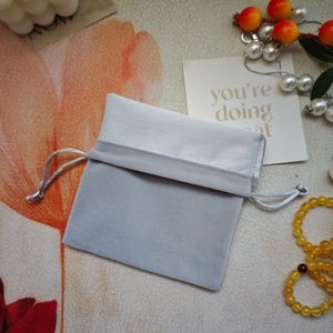 ถุงของขวัญกำมะหยี่พิมพ์โลโก้ตามสั่ง ขนาด 8x10 ซม. คุณภาพสูง สีน้ำเงินเข้ม พร้อมเชือกผูกสำหรับใส่เครื่องประดับ - Product Image 6