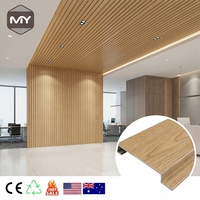 Plafond suspendu en alliage d'aluminium à texture imitation bois, à rainures et languettes, pour usage extérieur hôtelier, résistant aux intempéries et ignifuge, direct usine