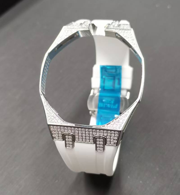 Bague argentée, diamant blanc, position 12 heures.