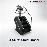Appareil de cardio-training motorisé Stepmill avec grand écran carré pour l'entraînement des fessiers et la remise en forme