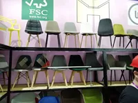 Tabouret de bar rembourré en gros avec pieds en métal noir, chaise de comptoir moderne pour hôtel, restaurant, café, projet commercial extérieur