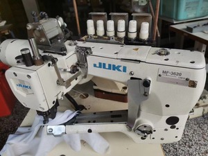 Machine à <span class=keywords><strong>coudre</strong></span> plate à bras courbé à quatre aiguilles JUKISMF-3620 d'occasion <span class=keywords><strong>avec</strong></span> couture décorative double face - Product Image 2