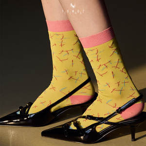 Calcetines finos de lujo personalizados para mujer Diseño de punto cómodo y transpirable con patrón cruzado novedoso Es una hermosa obra de arte - Product Image 4