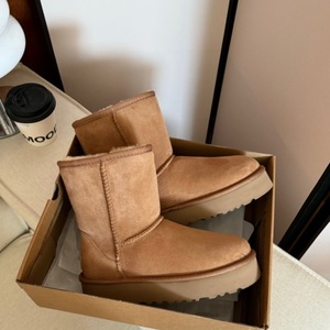Sangpo Botas <span class=keywords><strong>de</strong></span> nieve Punta Suela gruesa Nuevo invierno Piel <span class=keywords><strong>de</strong></span> oveja Lana Integrada Media pantorrilla Aumento <span class=keywords><strong>de</strong></span> altura Botas <span class=keywords><strong>de</strong></span> piel <span class=keywords><strong>de</strong></span> algodón cálido para mujer - Product Image 3