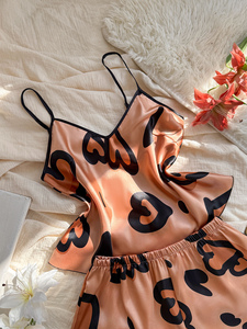 Ensemble de vêtements de nuit pour femmes avec imprimé Summer Love, haut à col en V tendance avec short, vêtements de maison confortables et décontractés, pyjamas pour femmes - Product Image 3