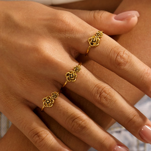 Anillo versátil de estilo europeo y americano, anillo de acero inoxidable para mujer, elegante, sencillo, lujoso, con diseño de rosa. - Product Image 1