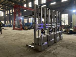 Apilador eléctrico de acero inoxidable 304 1,2 T 1,5 T con uso de patas a horcajadas para elevador de palés de paleta lateral Doble - Product Image 5