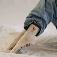 Chaussettes en coton Pilates Reformer avec logo personnalisé vente en gros de chaussettes de yoga pour femmes et hommes chaussettes de GYM Fournisseur professionnel de chaussettes de Pilates