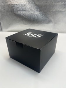 Tùy chỉnh hộp mũ đen với logo màu trắng Kích thước tiêu chuẩn cán bóng mờ dập nổi - Product Image 2