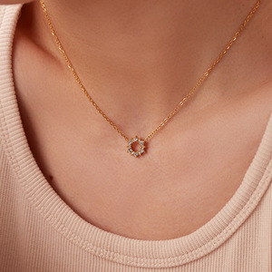 Collier en or en forme de fleur avec pavé de zircon blanc pour bijoux de mode - Product Image 3