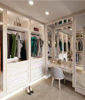 Dressing sur mesure blanc avec îlot central, éclairage LED, armoire de luxe en forme de L